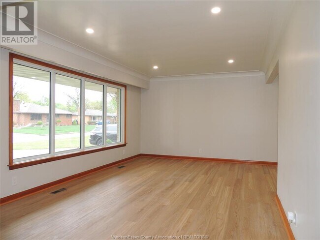 2497 Dandurand Ave in Windsor, ON - Building Photo - Building Photo