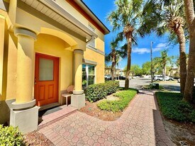 160 Coquina Bay Drive in St. Petersburg, FL - Building Photo