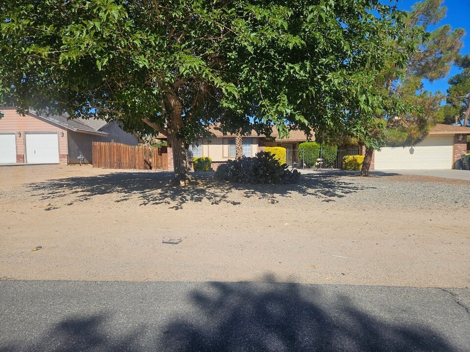 12690 Iroquois Rd in Apple Valley, CA - Building Photo