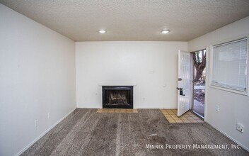 8208 Vernon Ave, Unit A in Lubbock, TX - Foto de edificio - Building Photo