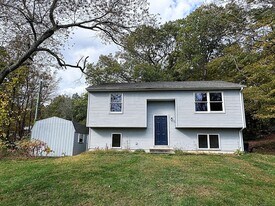 8 Neff Rd in Hampton, CT - Building Photo