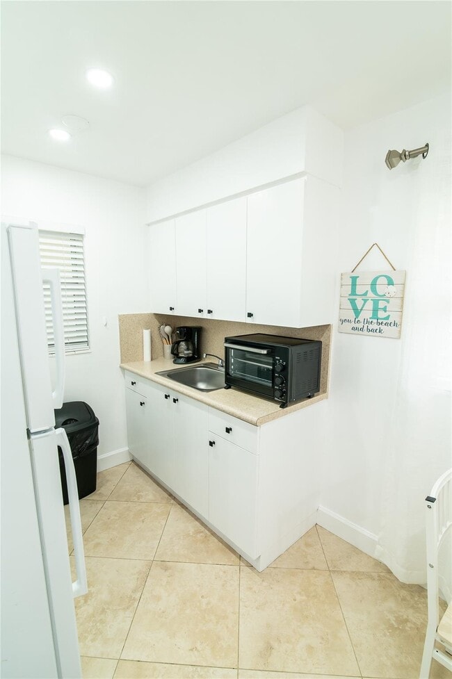 3230 NE 13th St, Unit 203 in Pompano Beach, FL - Foto de edificio - Building Photo