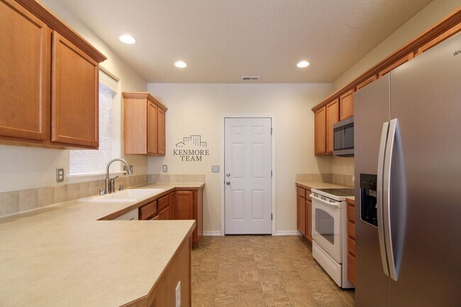 5241 Chris St in West Richland, WA - Building Photo - Building Photo