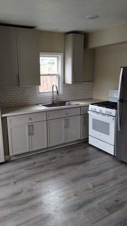 1225 S Cedar Ave in Independence, MO - Building Photo