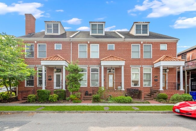 property at 806 Manteo St