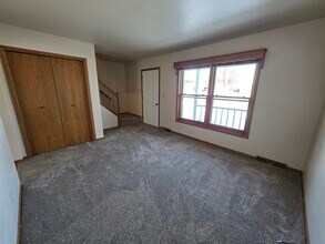 303 Thomas Dr in Port Washington, WI - Foto de edificio - Building Photo