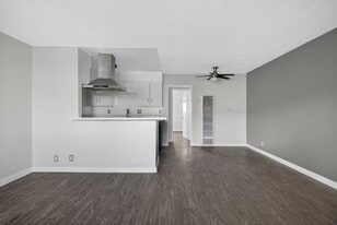 1121 Daisy Ave, Unit 09 in Long Beach, CA - Building Photo