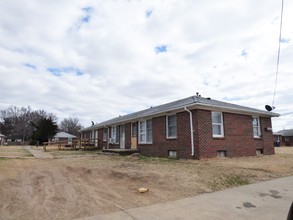 813 S Mission Rd in Wichita, KS - Building Photo - Building Photo