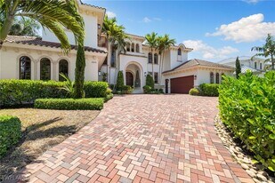 590 17th Ave S in Naples, FL - Building Photo