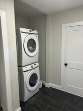 163 Oakdale Ave, Unit 2 in Dedham, MA - Foto de edificio - Building Photo