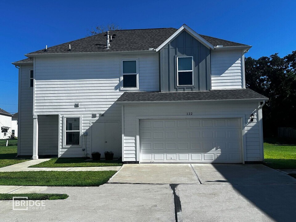 122 Pecan Ln in Lake Jackson, TX - Building Photo