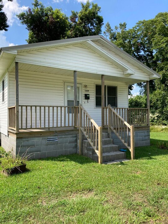 1209 Main St in New Bern, NC - Building Photo