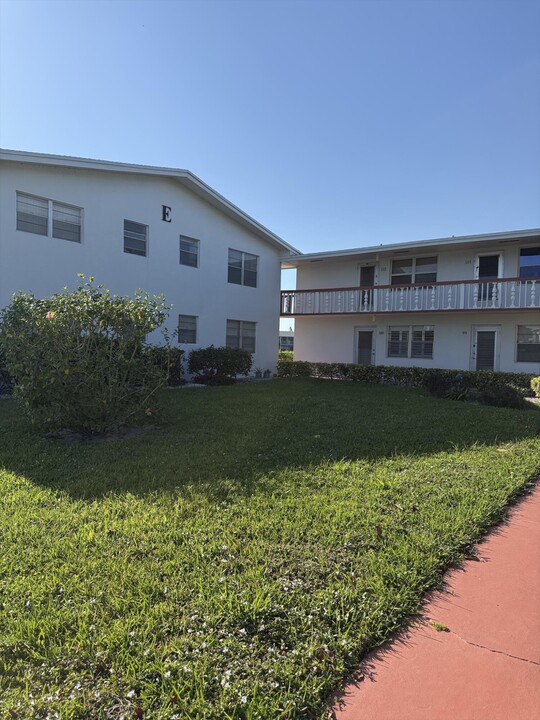111 Chatham E in West Palm Beach, FL - Building Photo