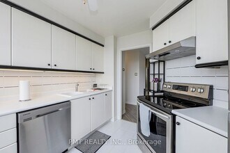 2285-2285 Lake Shore Blvd W in Toronto, ON - Building Photo - Building Photo