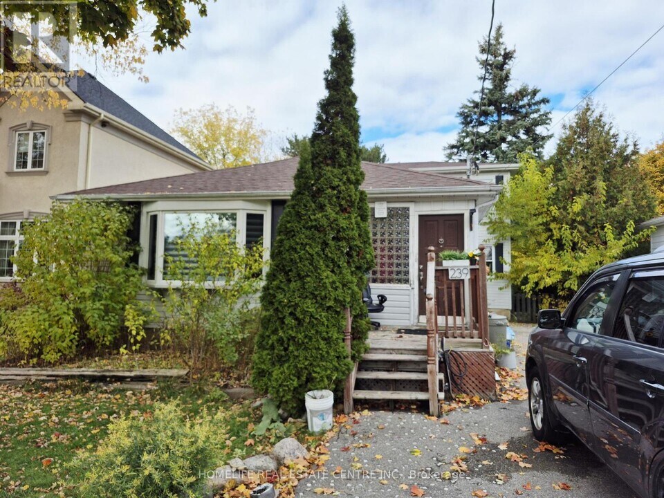 239 Elmwood Ave in Richmond Hill, ON - Building Photo