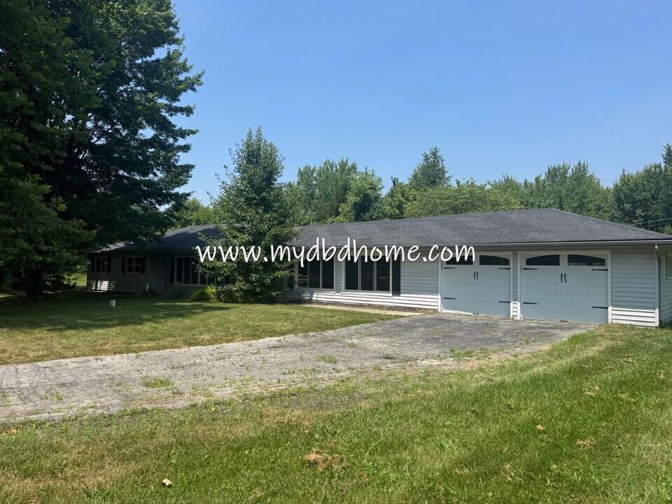 5033 Ranch Rd in Leo, IN - Building Photo