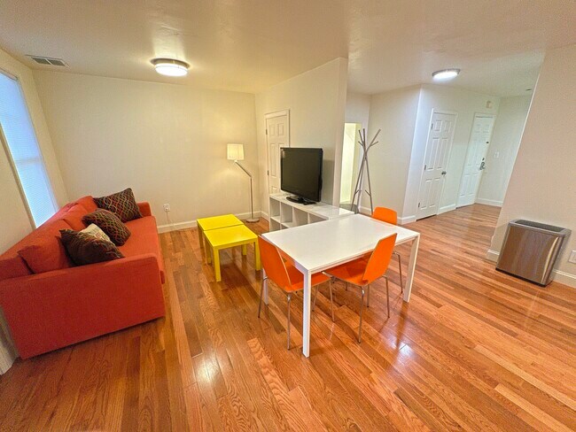 130 W 8th St, Unit 1 in Boston, MA - Building Photo - Building Photo