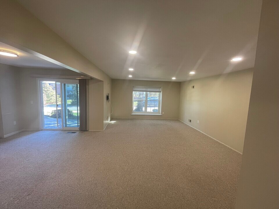 30975 Pointe of Woods Dr in Farmington Hills, MI - Building Photo