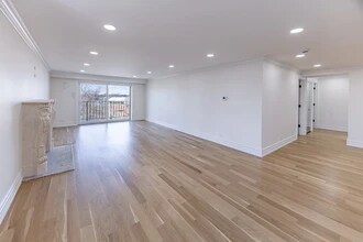 2086 Saint Johns Ave, Unit 307 in Highland Park, IL - Building Photo - Building Photo