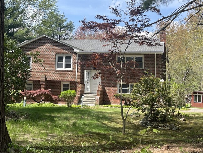 465 Hartford St in Westwood, MA - Building Photo - Building Photo