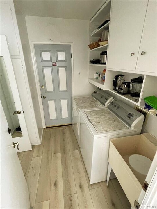 13322 Valleyheart Dr in Los Angeles, CA - Building Photo