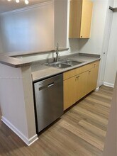 1919 Van Buren St, Unit 219 in Hollywood, FL - Foto de edificio - Building Photo