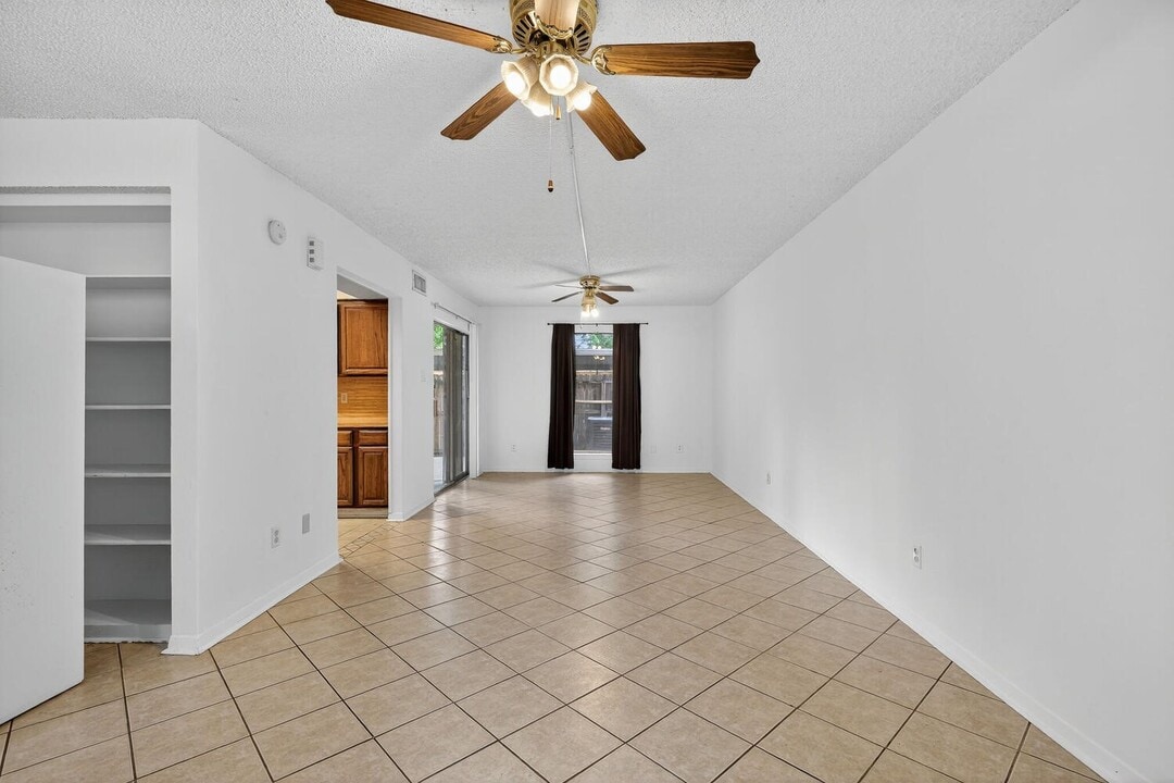 9204 Westwood Village Dr in Houston, TX - Building Photo