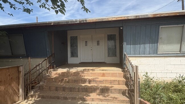 property at 1000 E Hosking Ave