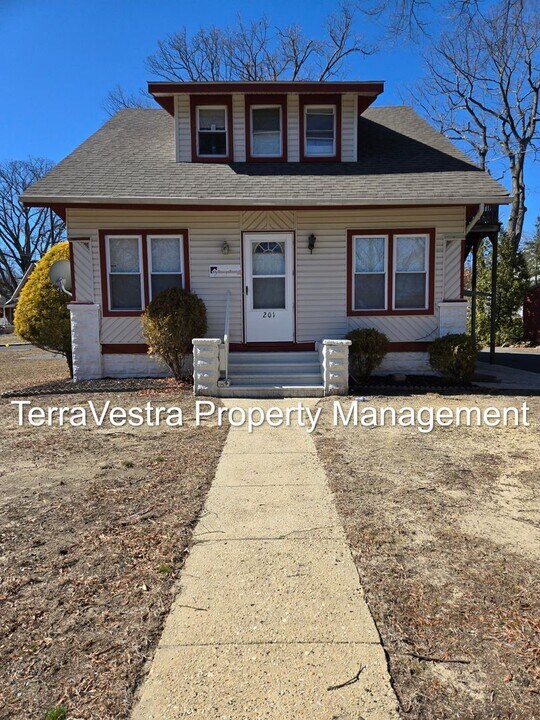 201 Girard Rd in Glassboro, NJ - Building Photo