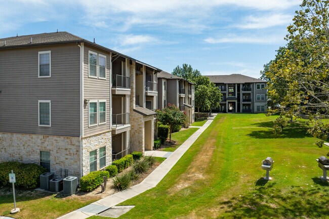 StoneHaven Apartment Homes in New Braunfels, TX - Foto de edificio - Building Photo