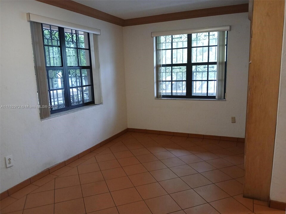 3127 Coral Wy in Coral Gables, FL - Foto de edificio