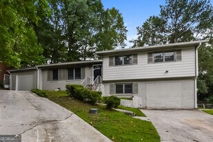 2350 Shancey Ln in College Park, GA - Building Photo