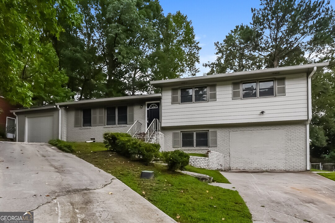 2350 Shancey Ln in College Park, GA - Building Photo