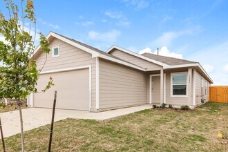 1543 Highbridge Blvd in Crandall, TX - Foto de edificio - Building Photo