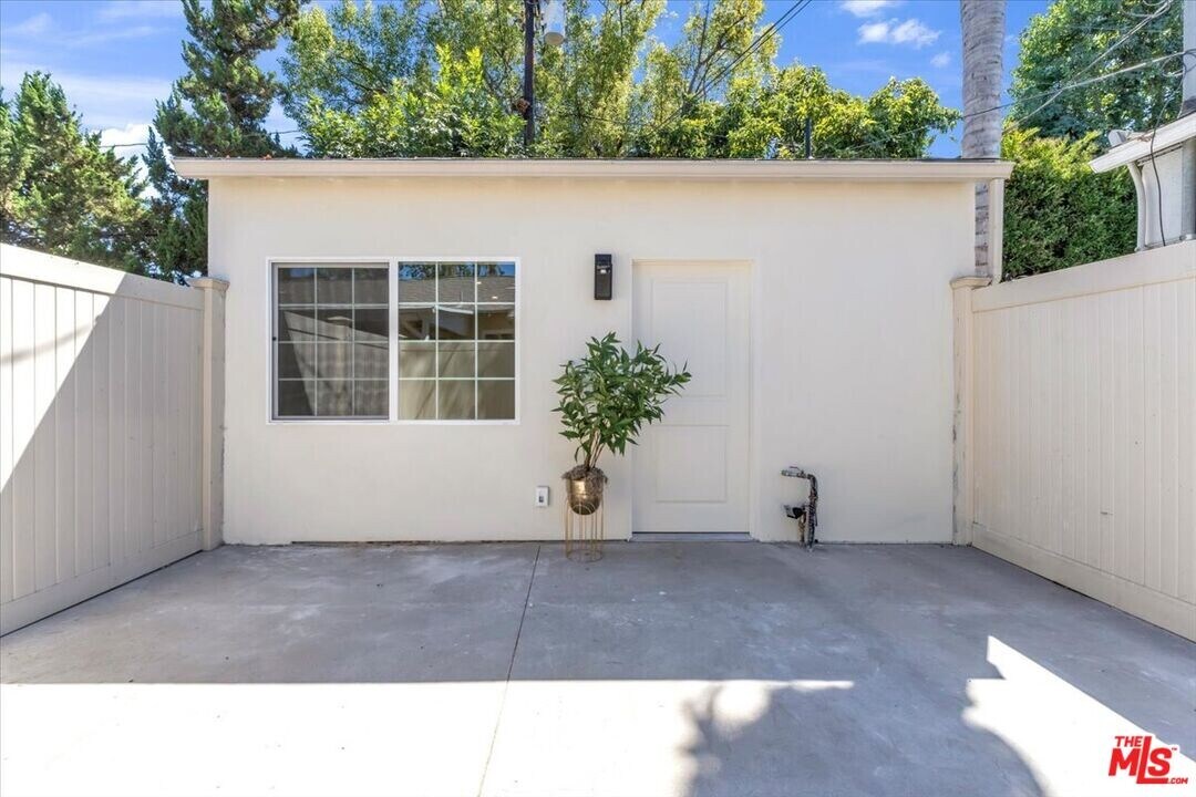 12820 Hatteras St in Los Angeles, CA - Building Photo