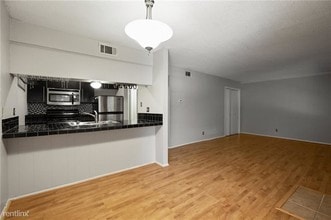 7801 Shoal Creek Blvd in Austin, TX - Building Photo - Building Photo