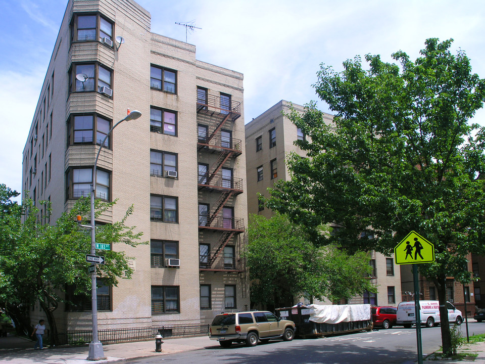 111 W 183rd St in Bronx, NY - Building Photo