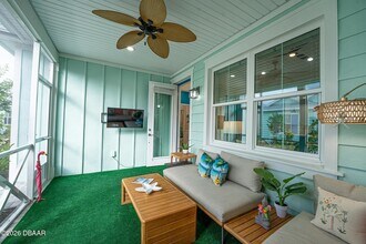 375 Latitude Dr in Daytona Beach, FL - Foto de edificio - Building Photo