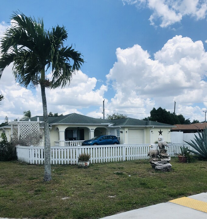 18200 Adams Cir in Ft. Myers, FL - Foto de edificio