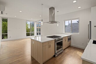 1304 W Newton St in Seattle, WA - Building Photo - Building Photo