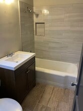 5140 Newcastle Ave in Encino, CA - Foto de edificio - Building Photo