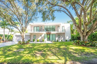 5921 SW 87th St in South Miami, FL - Foto de edificio - Building Photo