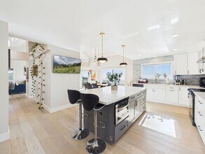 3325 Brunell Dr in Oakland, CA - Building Photo - Building Photo