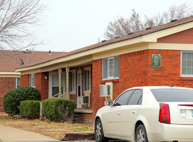 Mingo Village in Tulsa, OK - Foto de edificio - Building Photo