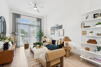 Treo Apartments in Fort Lauderdale, FL - Building Photo - Building Photo