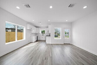8402 Double-Unit -B in Houston, TX - Foto de edificio - Building Photo