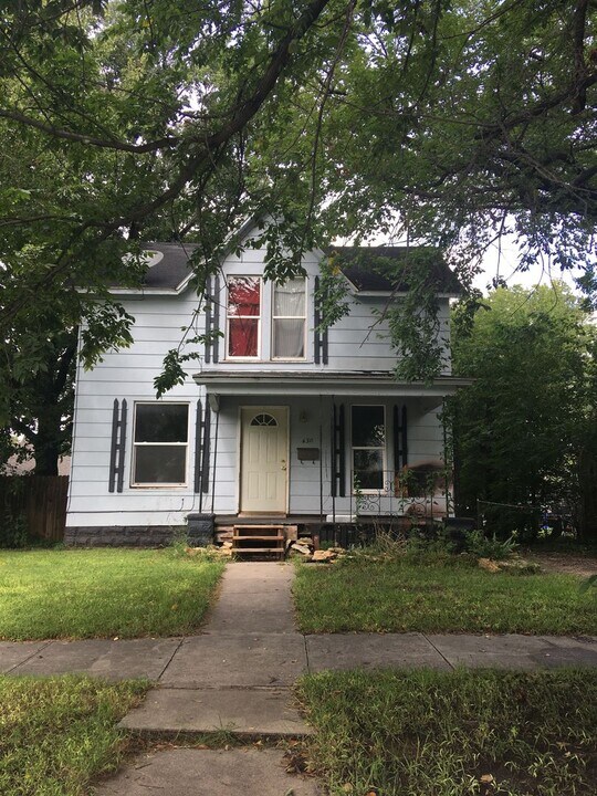 430 W 5th St in Newton, KS - Building Photo