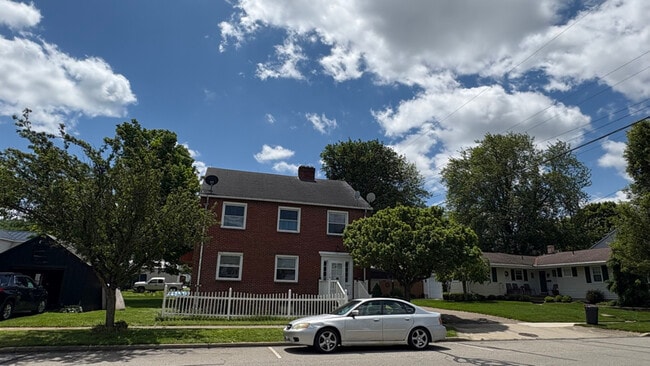 16 Howard Smith Blvd