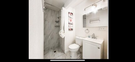 2033 Mistral Pl, Unit B in Oxnard, CA - Building Photo - Building Photo