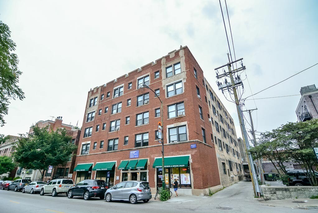 744 W Belmont Ave in Chicago, IL - Foto de edificio